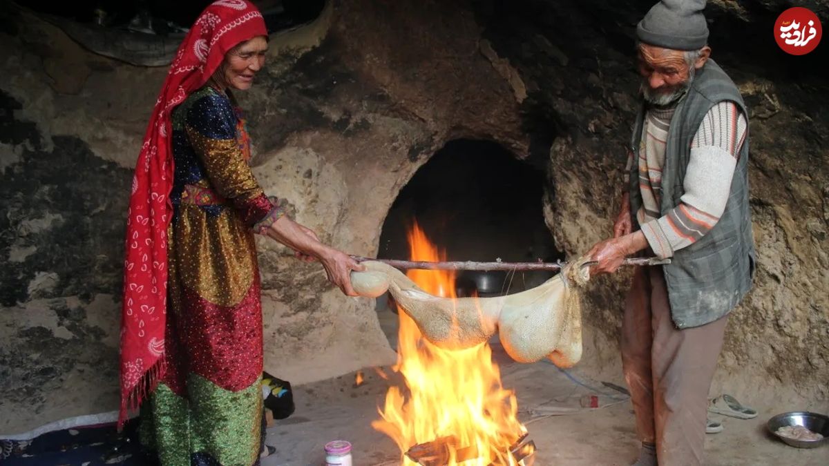 (ویدئو) کباب کردن سیرابی، دل و جگر و بادمجان به سبک زوج مسن غارنشین افغانستانی