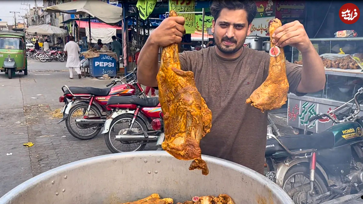 (ویدئو) غذای خیابانی در پاکستان؛ پخت بریانی ران بره در لاهور 