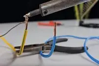 (ویدئو) نحوه ساخت خلاقانه یک دستگاه جوش کوچک با استفاده از باتری و کلید!