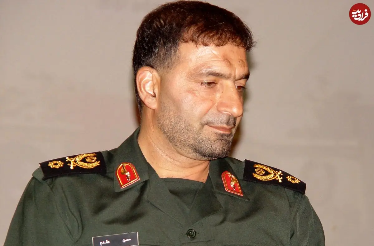 عکس| سفر در زمان؛ «پدر صنعت موشکی» در حال بررسی موقعیت دشمن در جبهه؛ دهه 60