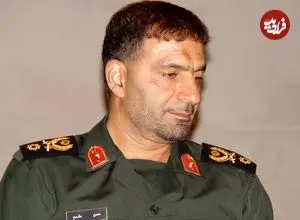 عکس| سفر در زمان؛ «پدر صنعت موشکی» در حال بررسی موقعیت دشمن در جبهه؛ دهه 60