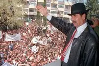 عکس| سفر در زمان؛ پیرزن عراقی در حال بوسیدن چشم «صدام»؛ دهه 60