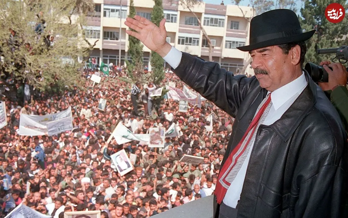عکس| سفر در زمان؛ پیرزن عراقی در حال بوسیدن چشم «صدام»؛ دهه 60