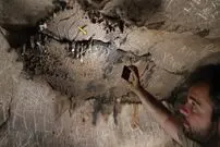 کشف «سکّه» دو هزارساله که در سقف یک غار گیر کرده بود