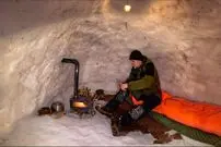 ببینید| ساخت یک پناهگاه هرمی شکل با برف در کوهستان های سوئیس