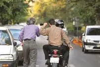 (ویدیو) لحظه سرقت گوشی یک زن از داخل پراید مقابل دوربین مداربسته