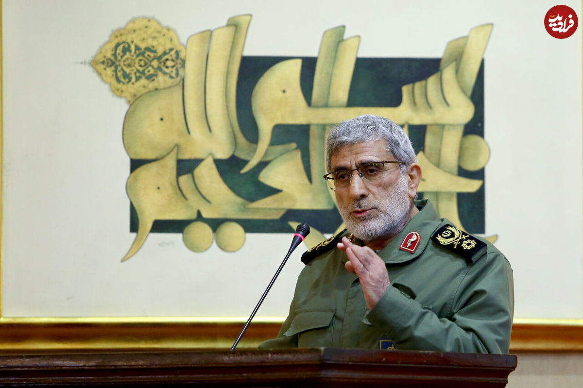 عکس؛ سفر در زمان؛ «سردار قاآنی» در میان رزمنده ها در خط مقدم جبهه؛ دهه 60