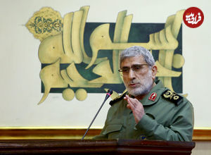 عکس؛ سفر در زمان؛ «سردار قاآنی» در میان رزمنده ها در خط مقدم جبهه؛ دهه 60