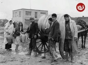 عکس| سفر به تهران قدیم؛ گاری آب شاهی در حال عبور از خیابان فردوسی؛ سال 1330