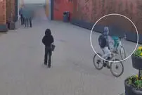 (ویدیو) پرسه زدن یک قاتل با لباس خونی در شهر بعد از قتل!