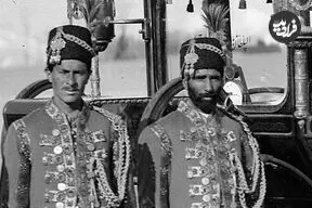 عکس| سفر زمان؛ عکس یادگاری کالسکه‌چی‌های ناصرالدین شاه در یکی از میدان‌های تهران