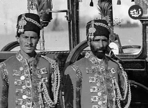عکس| سفر زمان؛ عکس یادگاری کالسکه‌چی‌های ناصرالدین شاه در یکی از میدان‌های تهران