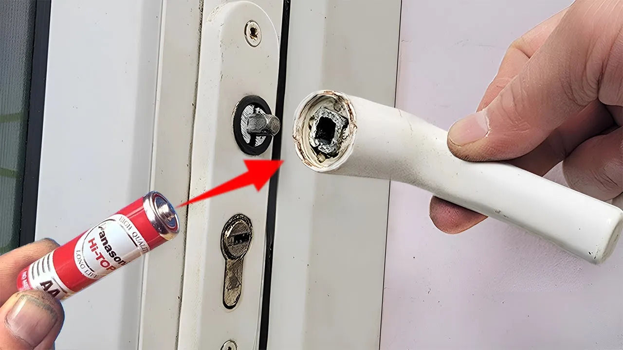 (ویدئو) چطور می توان با باتری قلمی، قفل شکسته دستگیره در را تعمیرکرد؟