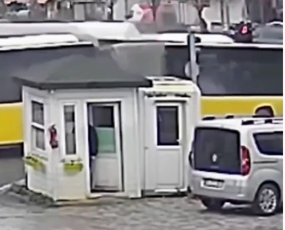 (ویدیو) نصف شدن یک اتوبوس پس از برخورد وحشتناک با اتوبوس دیگر