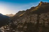 (ویدئو) نمایی حیرت انگیز از معماری پلکانی و طبیعت اورامان تخت در شب و روز
