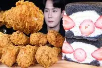 ببینید| غذا خوردن با صدا در کره جنوبی؛ خوردن 1.5 کیلو مرغ سوخاری و کیک خامه ای