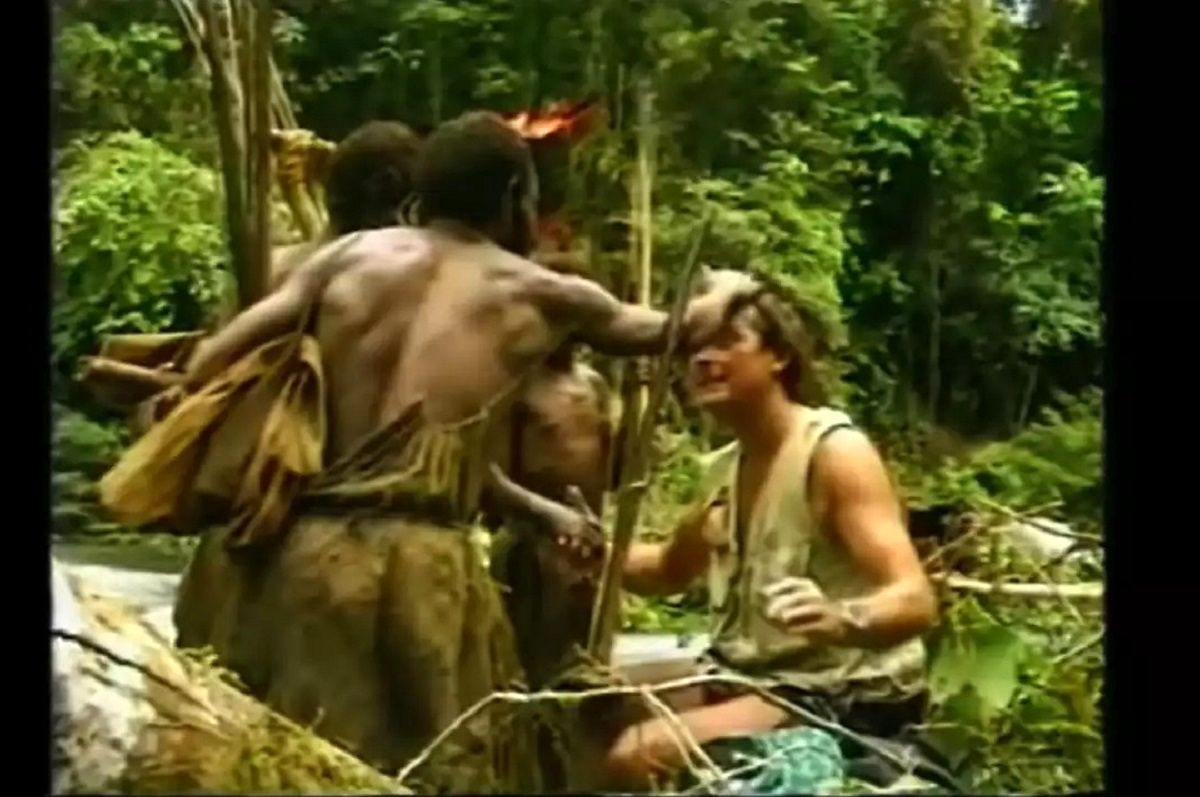 (ویدئو) لحظه کشف یک قبیله ناشناخته در گینه نو که مثل انسان اولیه زندگی می کنند