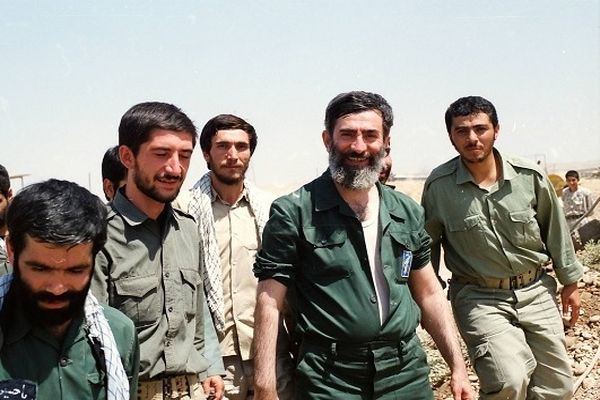 عکس؛ سفر به تاریخ؛ «رهبر انقلاب» با لباس نظامی در مراسم عزاداری تاسوعا در جبهه؛ سال 1367