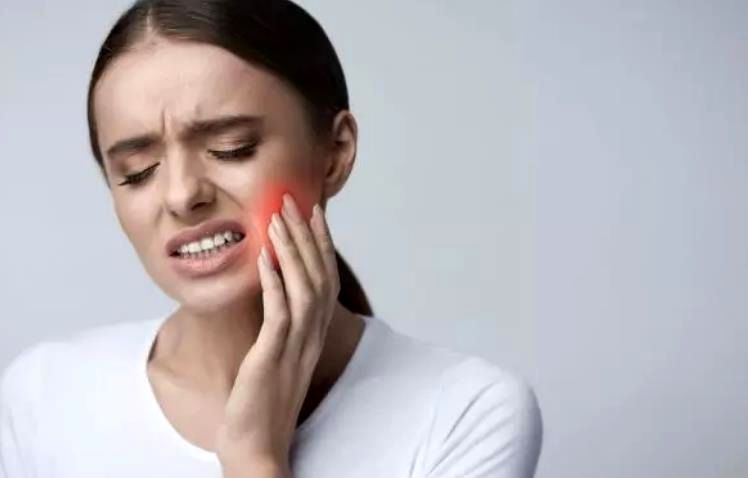چرا دندان درد شب‌ها بیشتر تشدید می‌شود؟