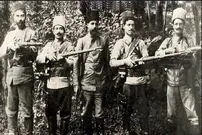 تصویر | سفر در زمان؛ عکس یادگاری یک گروه مسلح وابسته به نهضت جنگل؛ دهه 1290