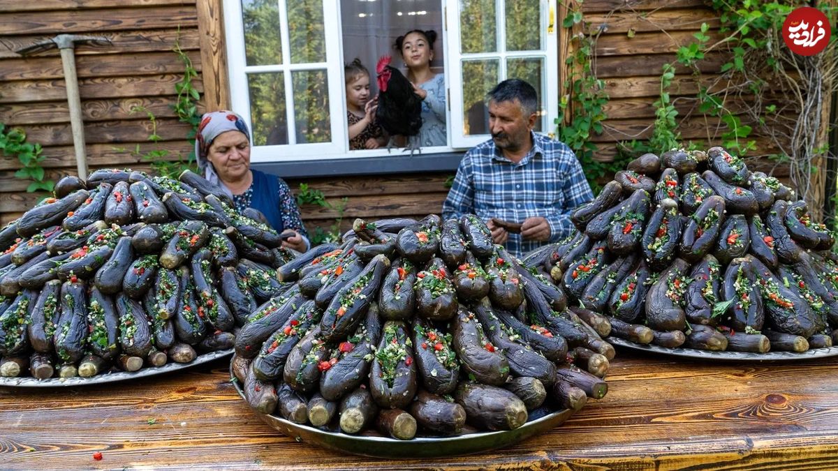 (ویدئو) فرآیند درست کردن ترشی بادمجان شکم پر به روش بانوی روستایی آذربایجانی