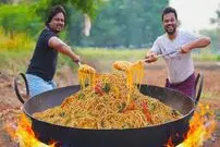 ببینید| غذای روستایی در هند؛ پخت ماکارونی با مرغ، سیر و فلفل در طبیعت