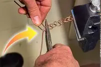 (ویدئو) مراحل دیدنی ساخت یک دستبند با سیم مفتول 