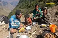ببینید؛ غذای روستایی در نپال؛ پخت یک غذای سنتی با مرغ و سیب زمینی