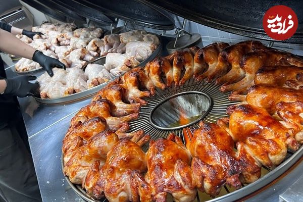 ببینید؛ غذای خیابانی در کره؛ مرغ کبابی در فر گردان در سئول 