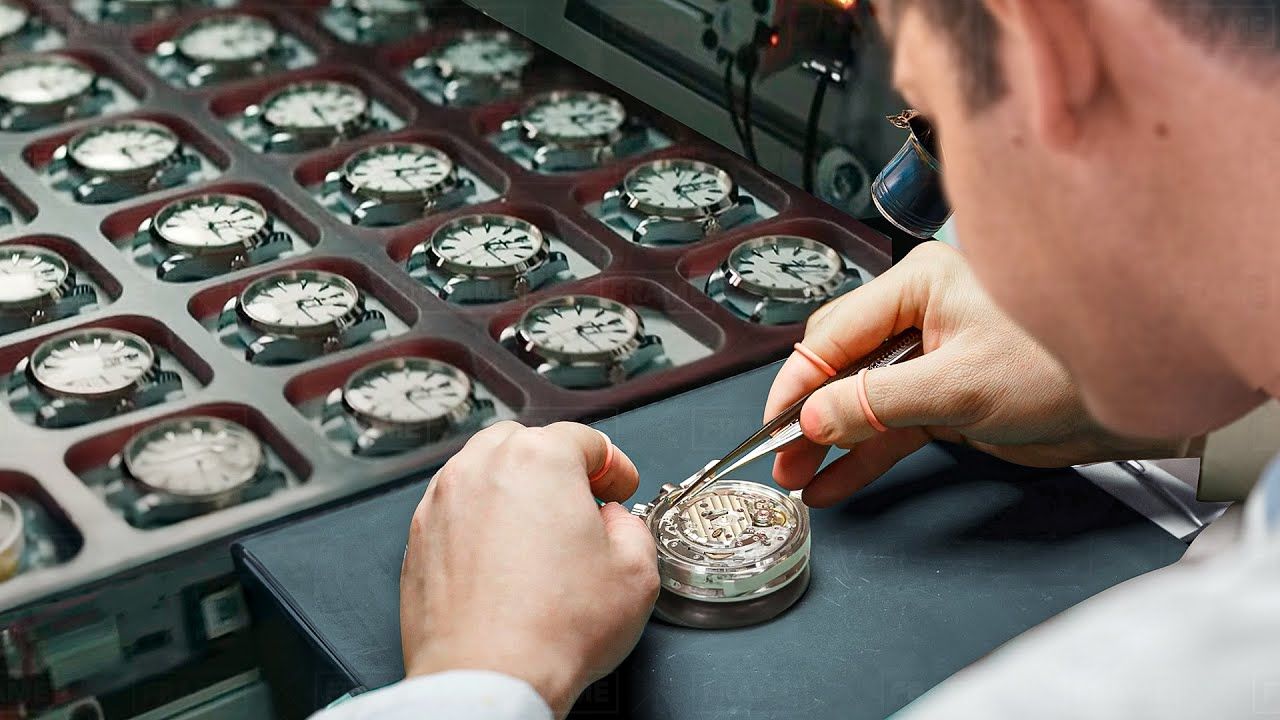 (ویدئو) فرآیند تولید ساعت های لوکس «رولکس» و «امگا» در کارخانه از نمای نزدیک