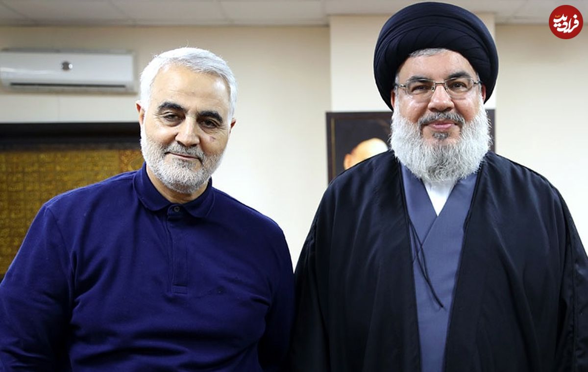 عکس؛ سفر به تاریخ؛ چهرۀ خندان «سردار سلیمانی» در کنار موتورسیکلتش در جبهه؛ دهۀ 60