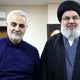 عکس؛ سفر به تاریخ؛ چهرۀ خندان «سردار سلیمانی» در کنار موتورسیکلتش در جبهه؛ دهۀ 60