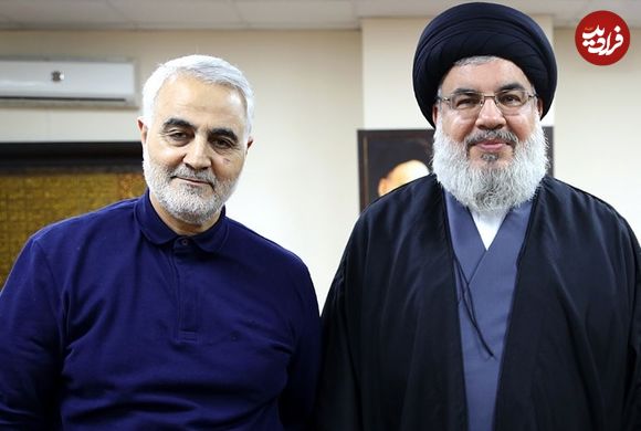 عکس؛ سفر به تاریخ؛ چهرۀ خندان «سردار سلیمانی» در کنار موتورسیکلتش در جبهه؛ دهۀ 60