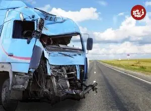 ببینید؛ لحظه تصادف یک کامیون با مرسدس مایباخ