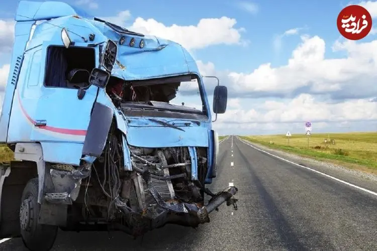 ببینید؛ لحظه تصادف یک کامیون با مرسدس مایباخ