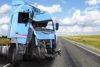 ببینید؛ لحظه تصادف یک کامیون با مرسدس مایباخ