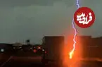 ببینید| برخورد صاعقه‌ سهمگین در چند قدمی یک کامیون