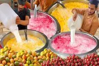 ببینید| غذای خیابانی در پاکستان؛ تهیه میلک شیک توت فرنگی و آب انبه در کراچی