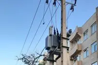 (ویدئو +16) لحظه وحشتناک برق‌گرفتگی مرد جوان بالای تیر چراغ برق