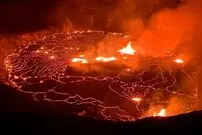 (ویدئو) پرواز نفس گیر و حیرت انگیز بر فراز یک آتشفشان در شب!