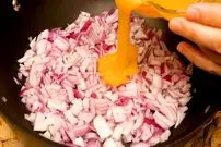 ببینید| طرز تهیه یک غذای جدید با پیاز و تخم مرغ