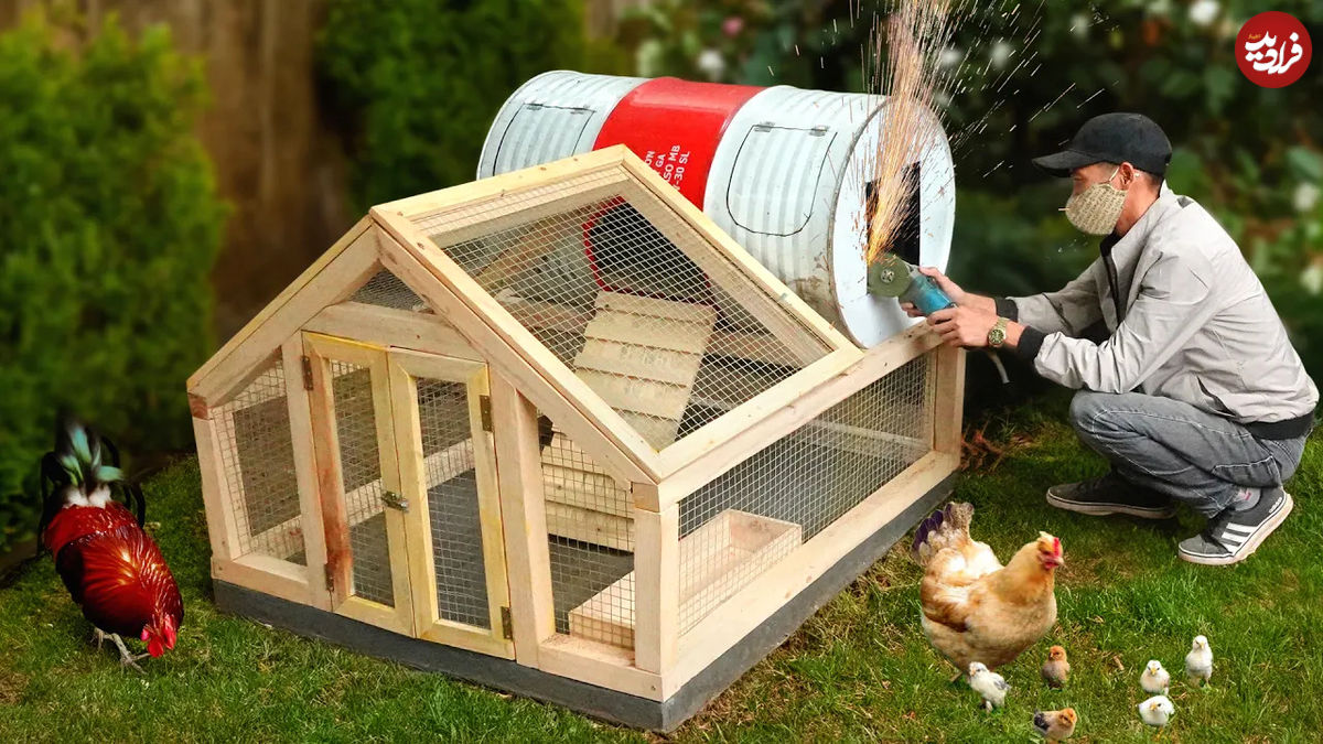 (ویدئو) فرایند ساخت یک لانه بزرگ و زیبا با مواد بازیافتی برای مرغ و خروس ها