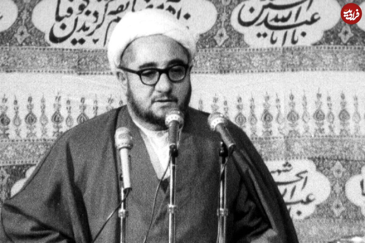 عکس؛ سفر در زمان؛ «محمدصادق خلخالی» در حال تست کردن کلاشینکف در لیبی؛ دهه 60