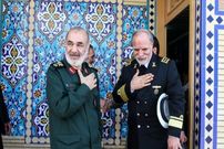 عکس؛ سفر به تاریخ؛ بوسۀ «سردار سلامی» بر دست یک جانباز؛ سال 1390