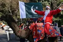 ببینید| بابانوئل با شتر آمد