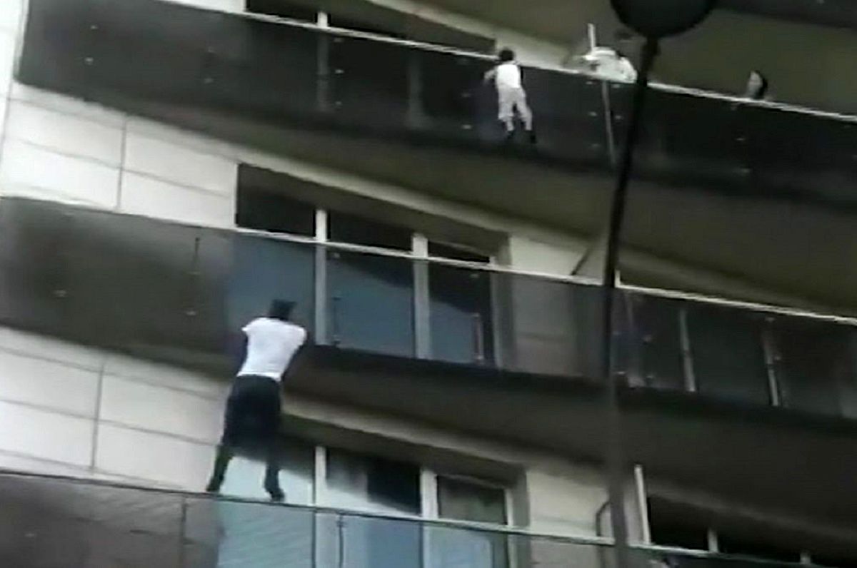 (ویدئو) مرد عنکبوتی دنیای واقعی؛ نجات یک کودک آویزان شده در ارتفاع 16 متری