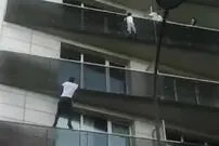 (ویدئو) مرد عنکبوتی دنیای واقعی؛ نجات یک کودک آویزان شده در ارتفاع 16 متری