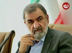 عکس| سفر زمان؛ محسن رضایی و رهبر شهید در کنار پیکر سرلشکر منصور ستاری؛ سال 73