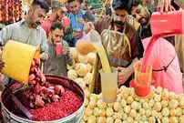 ببینید| غذای خیابانی در پاکستان؛ آب انار و آب پرتقال تازه در کراچی