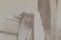 عکس| سفر زمان؛ زن سبدساز در حال بردن سبدهایش به بازار؛ بیش از 100 سال قبل
